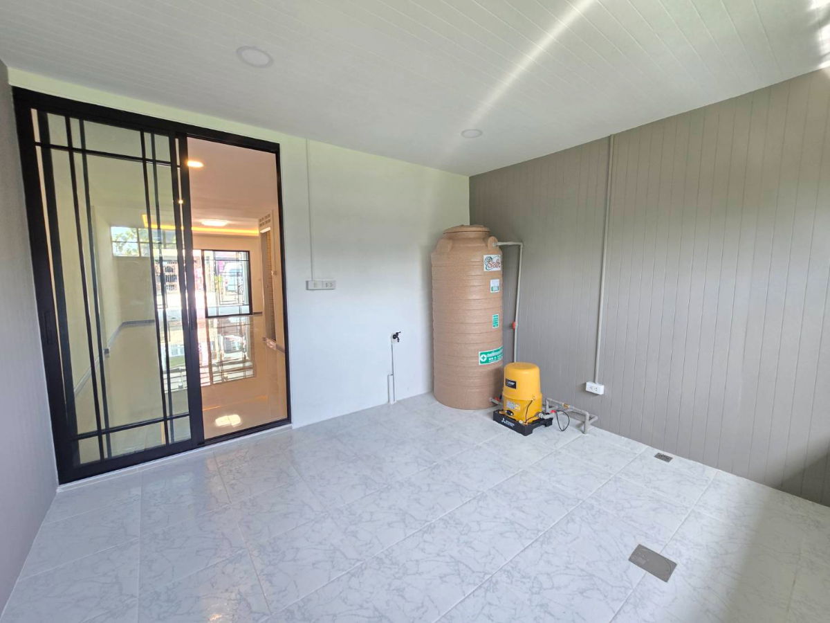 รูป ขายบ้านรีโนเวทใหม่ ถนนเมน ทำเลดี ถนนหมู่บ้านกว้าง น้ำไม่ท่วม ต้นโครงการเข้าไปเพียง 150 เมตร หมู่บ้านพนาสนธิ์วิลล่า 6 ถนนนิมิตใหม่ซอย 7 คลองสามวา - รูปที่ 9/24