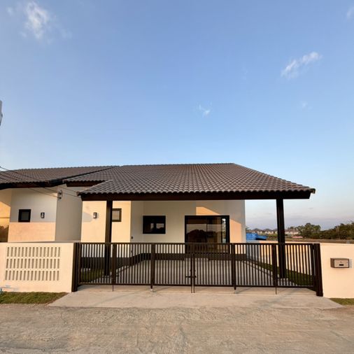 ขายบ้านเดี่ยวชั้นเดียว 3 ห้องนอน 2 ห้องน้ำ 1 ห้องครัว 2 ที่จอดรถ