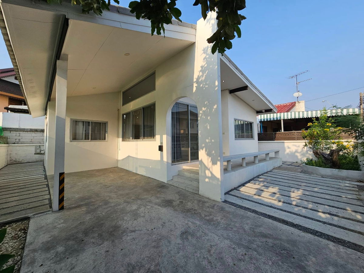 picture Large house for Rent at the entrance of Soi Sena 3 beds, 2 baths 1 A/C No pets allowed Khun Bee 066 64-146-6445 Ref: 254AGBE - 2/26