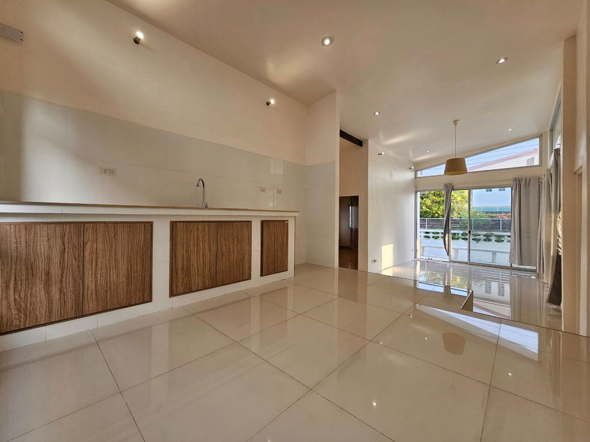 picture Large house for Rent at the entrance of Soi Sena 3 beds, 2 baths 1 A/C No pets allowed Khun Bee 066 64-146-6445 Ref: 254AGBE - 11/26