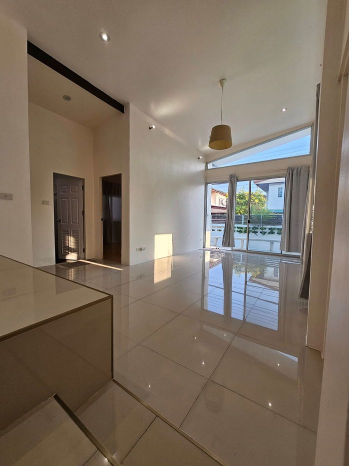 picture Large house for Rent at the entrance of Soi Sena 3 beds, 2 baths 1 A/C No pets allowed Khun Bee 066 64-146-6445 Ref: 254AGBE - 10/26