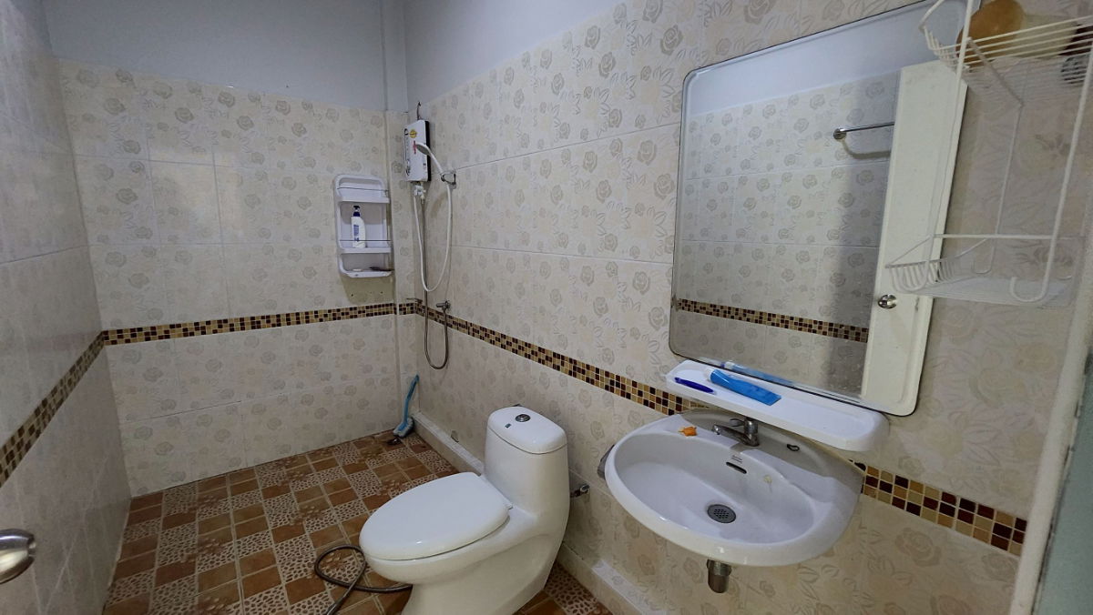 picture For Sale: Like-New 2-Storey Building in Cha-Am Prime location on a 4-lane main road. 31.9 sq.wah, frontage width 5.5 meters, depth 21.5 meters. - 11/11