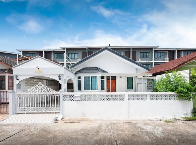 Call : 081-565-0918 หมู่บ้านร่วมสุข 3 ถนนสามวา คลองสามวา มีนบุรี ขายบ้านเดี่ยว 42 ตารางวา 3 ห้องนอน 2 ห้องน้ำ ใกล้รถไฟฟ้าสีชมพู เศรษฐบุตรบำเพ็ญ