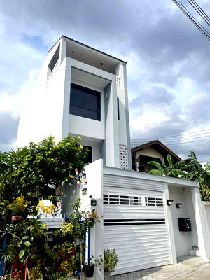 Townhouses for rent Nak Niwat Road : WS6516 🏡 Brand new 4-story house for rent near MRT Chokchai 4. Private and only 55,000 THB/month.