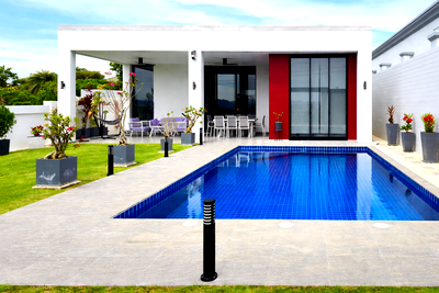 Houses for sale Chonburi : 3 Bedroom Pool View Villa for sale in East Pattaya