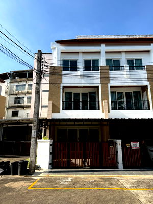 เช่าทาวน์โฮม วิทยาลัยพณิชยการเชตุพน : ให้เช่า 25,000 บาท / เดือน ทาว์โฮม  3 ชั้น หมุ่บ้านกลางเมือง สุขสวัสดิ์ รีโนเวททั้งหลัง