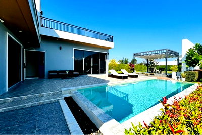 Houses for sale Pran Buri Prachaubkirikhan : [920601001-912] Two-story house with a spacious balcony in Pak Nam Pran For Sale