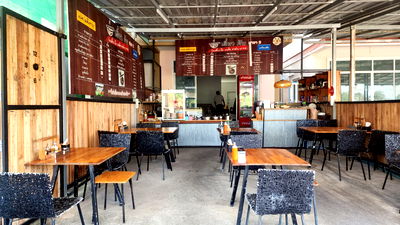 Shophouses for sale Cha-Am Petchburi : For Sale: Like-New 2-Storey Building in Cha-Am Prime location on a 4-lane main road.  31.9 sq.wah, frontage width 5.5 meters, depth 21.5 meters.