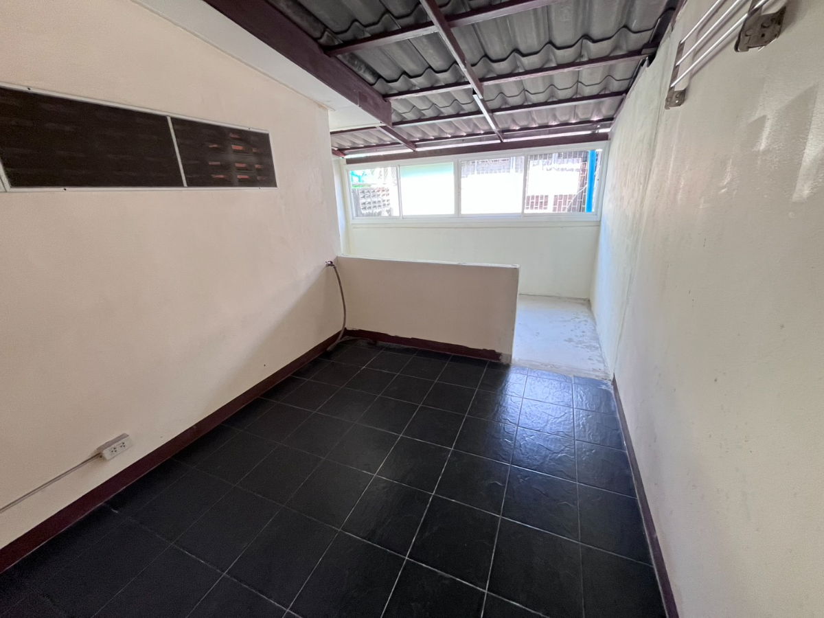 picture 3-story townhouse for sale, Sukhumvit 101/1 (great location near Mahasin Market) - 7/9