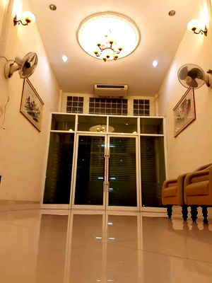 เช่าอาคารพาณิชย์ ม.สยาม : ตึกแถว พระราม2 ซ.ตลาดโอ๋เอ๋ แต่งสวย อยู่ดี เปิดกิจการได้