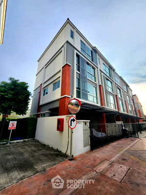 Townhouses for sale Bangkok : 3-BR Townhouse in Bang Phong Phang (ID 2591193)