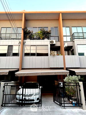 Townhouses for sale Bangkok : 3-BR Townhouse at Baan Klang Muang Sukhumvit Onnut in Prawet (ID 2594056)