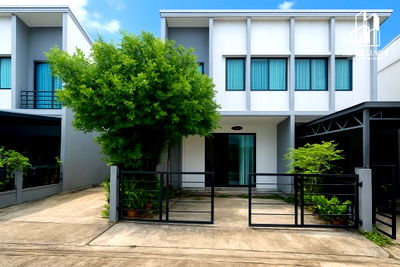 ทาวน์โฮม ม.ราชพฤกษ์ : หมู่บ้าน พลีโน่ ราชพฤกษ์ ทาวน์เฮ้าส์หลังมุม สภาพพร้อมเข้าอยู่ ทิศเหนือรับลม ไม่ร้อนแดดบ่าย