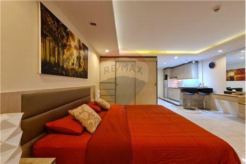 picture [920311004-392] Condo beachfront and next to central festival - 7/31