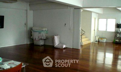 Townhouses for sale Bangkok : 3-BR Townhouse near MRT Wat Mangkon (ID 2432793)