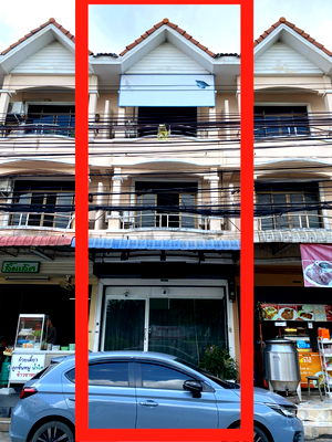 Shophouses for sale Samut Prakarn : For Sale: 3-Storey Commercial Building at the Entrance of Siam Niwet 1 Village
