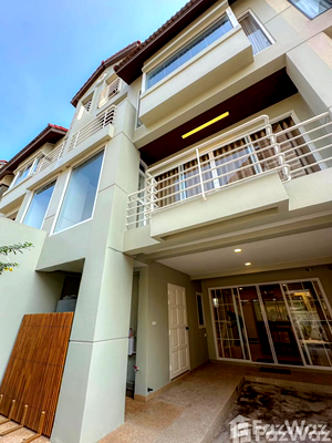 Townhouses for sale Hua Hin Prachaubkirikhan : Newly renovated beach townhome - move-in ready! 1920435