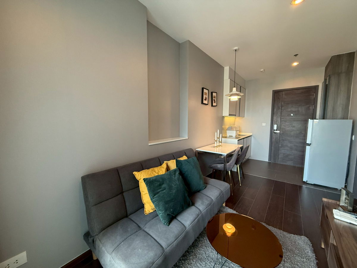 picture Condo for rent, C Ekkamai, 1 bedroom, 1 bathroom, beautiful unit, fully furnished and ready to move in. Near BTS Ekkamai and BTS Thonglor. - 10/12