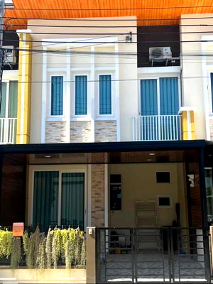 Townhouses for rent Bangkok : For rent Golden Town Chaloem Phrakiat–Suan Luang