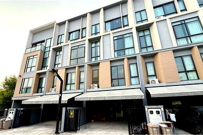 ทาวน์โฮม กรุงเทพมหานคร : [920071083-73] ขายด่วน 8.8 ล้าน! | Estara Haven พัฒนาการ 20 | 3.5 ชั้น 200 ตร.ม. | สายไฟลงดินทั้งโครงการ