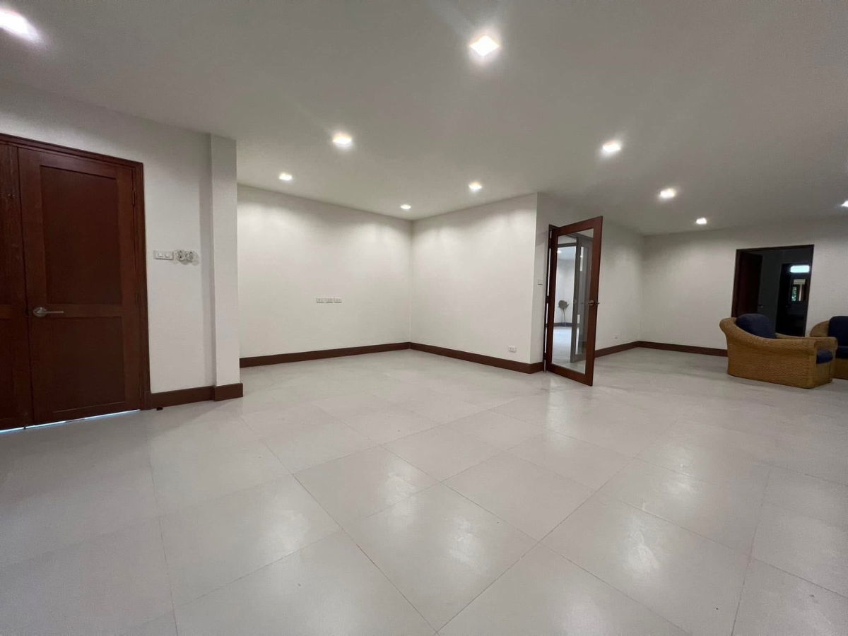 รูป ให้เช่าบ้านเดี่ยว ซอยราชครู อารีย์ เนื้อที่  297 ตรว พื้นที่ใช้สอย 410 ตรม 5 นอน 5 น้ำ  เฟอร์ครบพร้อมอยู่ เหมาะทำออฟฟิศ ที่อยู่อาศัย - รูปที่ 11/34