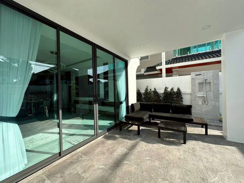 picture Luxury ready-to-move-in pool villa for sale in a prime location near Jomtien Beach, Pattaya, Chonburi. - 3/16