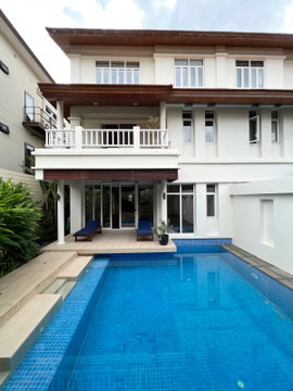 House for rent on Sukhumvit near Emquartier with private pool 4 bedrooms Pet friendly