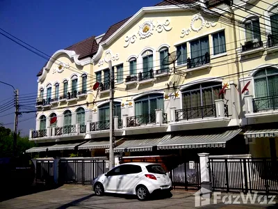 Townhouses for rent Max Valu Pattanakarn : 3 bedrooms for rent and sale at Baan Klang Muang 1930943