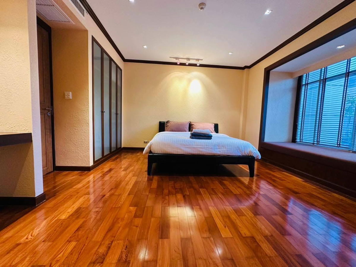 picture Blue Lagoon Hua Hin connected to The Sheraton Hotel. - 5/37