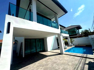 Houses for sale Chonburi : Luxury ready-to-move-in pool villa for sale in a prime location near Jomtien Beach, Pattaya, Chonburi.