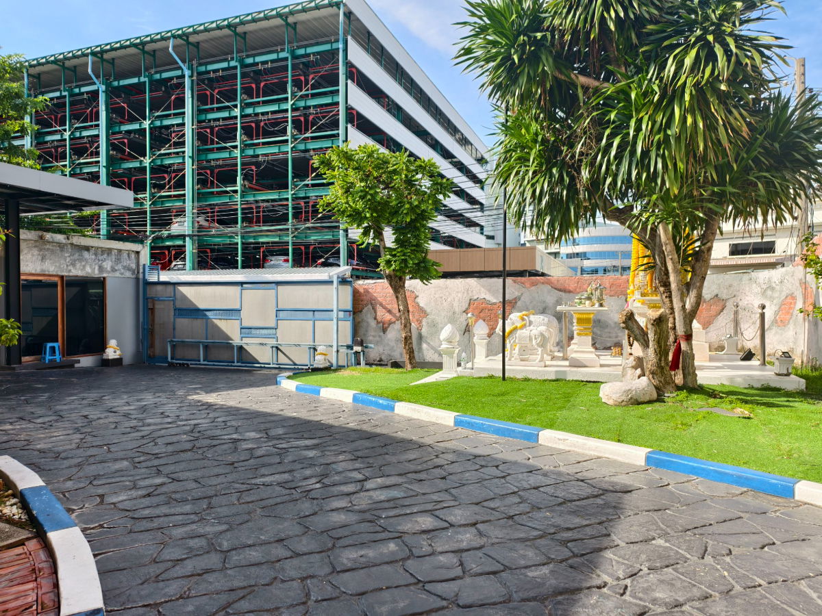 picture Urgent sale!! Detached house on a 280 sq.w. plot of land, with office and warehouse. - 1/15