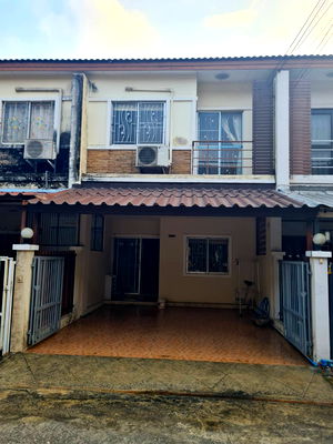 เช่าทาวน์โฮม เขตบางเขน : ให้เช่าบ้านทาวน์เฮ้าส์  2 ชั้น (ถ.สุขาภิบาล 5 แยก 6-ใกล้รถไฟฟ้า) 3ห้องนอน 2ห้องน้ำ ครัว แอร์ พร้อมอยู่  เดินทางสะดวก เช่า 13,000.บ/ด โทร 093-9594717