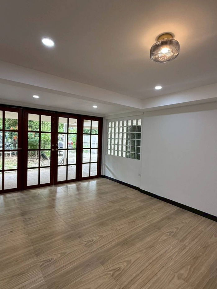 รูป ให้เช่าบ้านเดี่ยว 2 ชั้น 143 ตรว. (ถ.รามคำแหง ซอย60-ตกแต่งใหม่แล้ว-ใกล้รถไฟฟ้า) 4นอน 3น้ำ ครัว แอร์ พร้อมอยู่ เช่า 45,000.บ/ด โทร 093-9594717 - รูปที่ 7/14