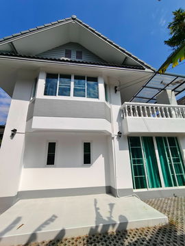 Two storey house for rent with 3 bedrooms,2 toilets and 1 kitchen.