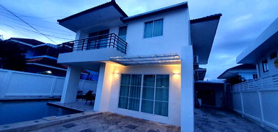 Houses for sale Chonburi : Pool Villa for Sale in Pattaya Only 2 km from Jomtien Beach, surrounded by restaurants and shopping malls