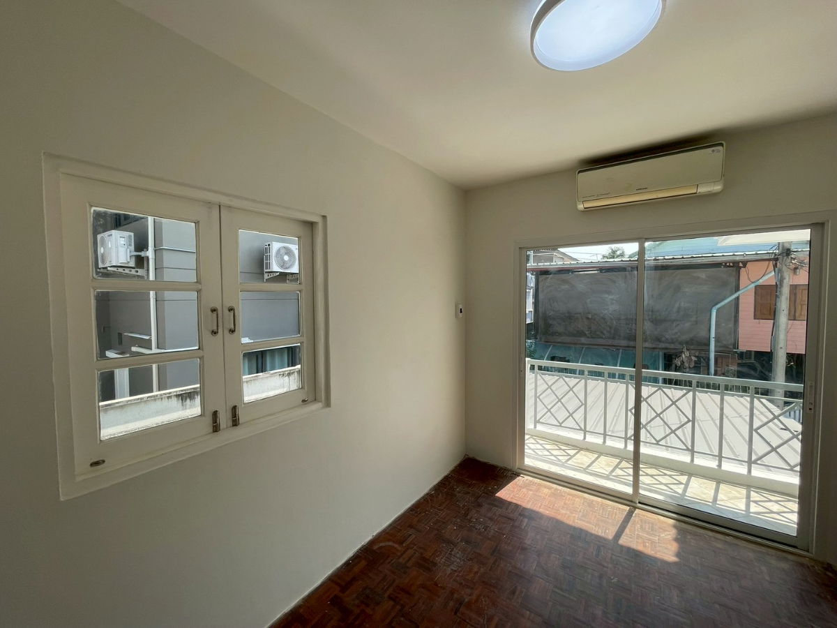 รูป ขายด่วน! ทาวน์เฮ้าส์หลังริม พฤกษา 14 ซ.วัดลาดปลาดุก รีโนเวทใหม่ทั้งหลัง พร้อมเข้าอยู่! - รูปที่ 10/13