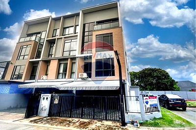 Townhouses for sale Bangkok : [920071083-59] "Luxury Townhouse in Suan Luang: City Living Bliss!"