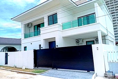Houses for sale Bang Lamung Chonburi : [920311045-30] Luxury Pool Villa  Just 5 Minutes Walk to  Beach! brand-new 2-storey