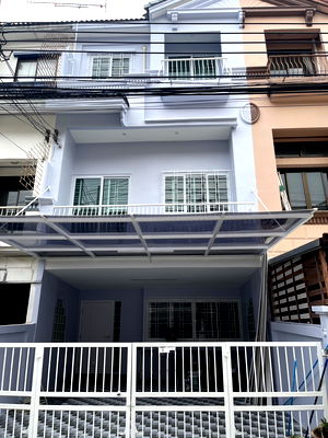 Townhouses for rent Golden Place Rama 9 : WS6527 For rent: Townhouse, Mengjai-Ladprao area, near MRT Huai Khwang, only 45,000 baht/month.