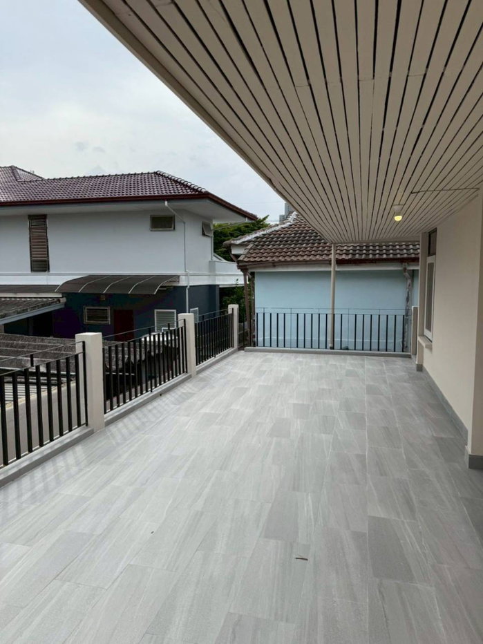 รูป ขายบ้านเดี่ยว 2 ชั้น 143 ตรว. (ถ.รามคำแหง ซอย60-ตกแต่งใหม่แล้ว-ใกล้รถไฟฟ้า) 4นอน 3น้ำ ครัว แอร์ พร้อมอยู่ ขาย 13 ล้าน โทร 093-9594717 - รูปที่ 13/14