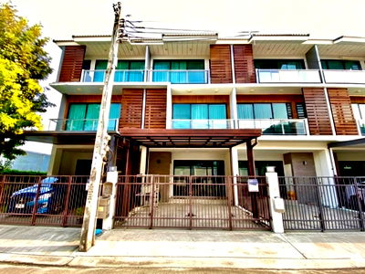Townhouses for sale Bangkok : 🌟 FOR SALE: 3-Storey Townhome at Supalai Essence Ladprao | Prime Location near MRT Ladprao 101 🏡 Modern-style townhome with a functional layout