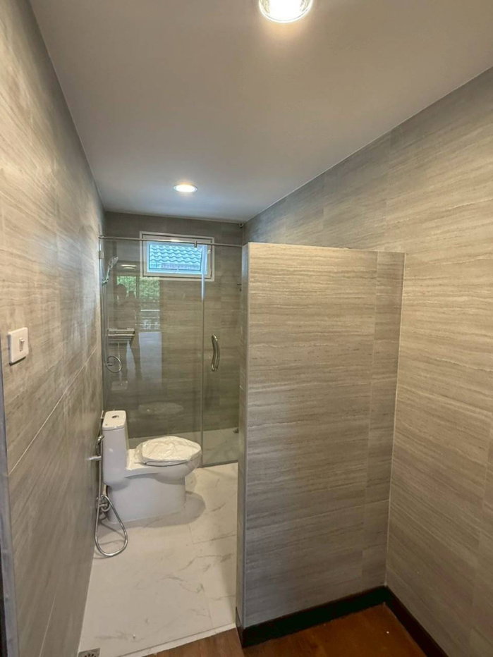 รูป ขายบ้านเดี่ยว 2 ชั้น 143 ตรว. (ถ.รามคำแหง ซอย60-ตกแต่งใหม่แล้ว-ใกล้รถไฟฟ้า) 4นอน 3น้ำ ครัว แอร์ พร้อมอยู่ ขาย 13 ล้าน โทร 093-9594717 - รูปที่ 12/14