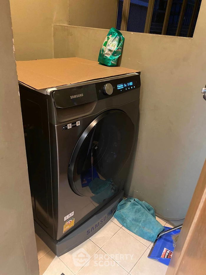 picture 2-BR Condo at The Emporio Place near BTS Phrom Phong (ID 1605601) - 4/23