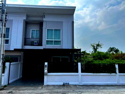 Townhouses for sale Chonburi : Two-story townhomes move in Ready at The Valley Sukhumvit Bangsaen, Chonburi.