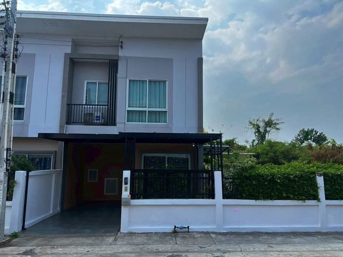 ทาวน์เฮ้าส์ 2 ชั้น พร้อมเข้าอยู่ ในโครงการ เดอะวัลเลย์ สุขุมวิท บางแสน ชลบุรี 