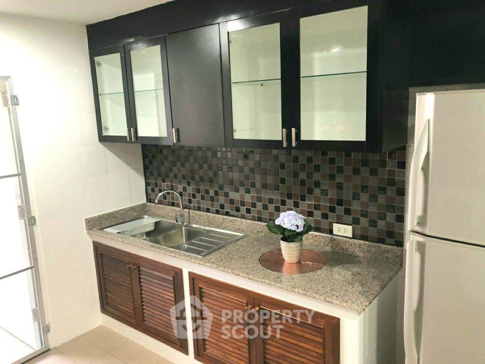 picture 2-BR Condo at D.S. Tower 1 Sukhumvit 33 Condominium near BTS Phrom Phong (ID 513148) - 7/22