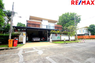 Houses for sale Bangkok : [920091004-208] "Stunning Thai Home - Lush, Modern, and Serene!"