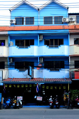 Shophouses for sale Chonburi : Two adjoining commercial buildings for sale in Soi Leng Kee Buakhao.