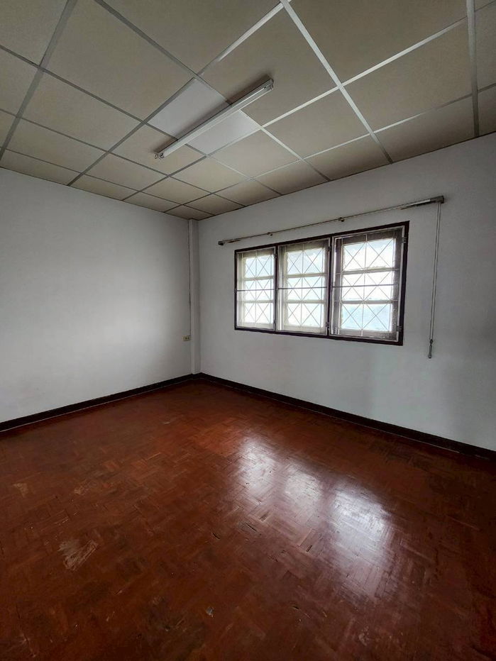 รูป ให้เช่าทาวน์เฮ้าส์ 3 ชั้น 4 ห้องนอน 3 ห้องน้ำ มีแอร์ เครื่องทำน้ำอุ่น ลำลูกกาคลอง 7 เช่า 9000.บาท - รูปที่ 6/9