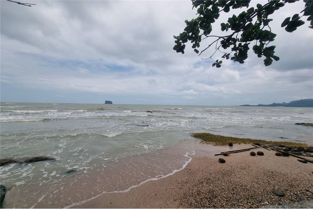 picture [920121030-141] Beachfront land almost 9 rai @Don Sak Pier to Samui,Surattani - 14/24